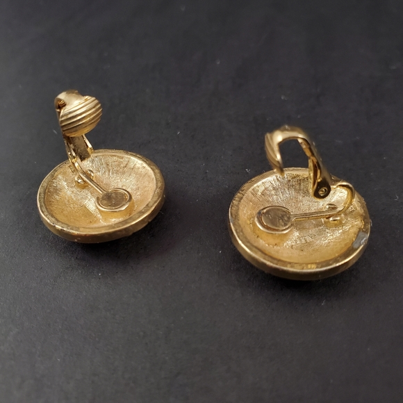 💥CLOSING SALE💥 VINTAGE Red Clip On Earrings - Picture 4 of 4